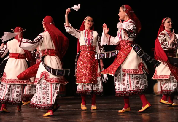 保加利亚索菲亚 2023年3月11日 身着传统民俗服装的人在保加利亚索菲亚举行的全国民俗大会上表演民间舞蹈 — 图库照片