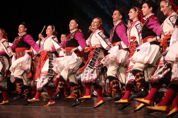ブルガリア ソフィア2023年3月11日 ブルガリア ソフィアで民族衣装を着た人々が民族舞踊を披露 — ストック写真