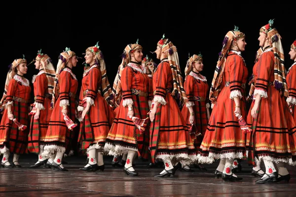 ブルガリア ソフィア2023年3月11日 ブルガリア ソフィアで民族衣装を着た人々が民族舞踊を披露 — ストック写真