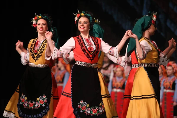 소피아 불가리아 2023 의상을 사람들 이불가리아 소피아에서 민속춤 대회에서 민속춤을 — 스톡 사진