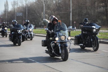 Sofya, Bulgaristan - 25 Mart 2023: Bisikletçiler 25 Mart 2023 'te Bulgaristan' ın Sofya kentinde motosiklet sezonunun açılışını kutladılar