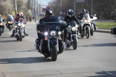 Sofya, Bulgaristan - 25 Mart 2023: Bisikletçiler 25 Mart 2023 'te Bulgaristan' ın Sofya kentinde motosiklet sezonunun açılışını kutladılar