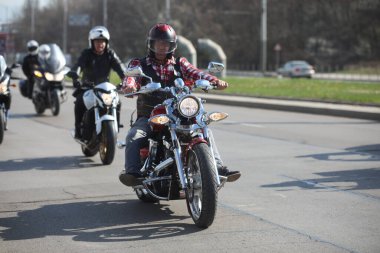 Sofya, Bulgaristan - 25 Mart 2023: Bisikletçiler 25 Mart 2023 'te Bulgaristan' ın Sofya kentinde motosiklet sezonunun açılışını kutladılar