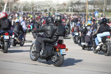Sofya, Bulgaristan - 25 Mart 2023: Bisikletçiler 25 Mart 2023 'te Bulgaristan' ın Sofya kentinde motosiklet sezonunun açılışını kutladılar