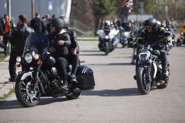 Sofya, Bulgaristan - 25 Mart 2023: Bisikletçiler 25 Mart 2023 'te Bulgaristan' ın Sofya kentinde motosiklet sezonunun açılışını kutladılar