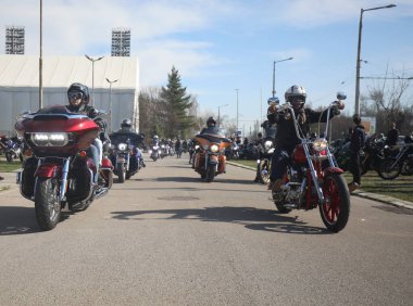 Sofya, Bulgaristan - 25 Mart 2023: Bisikletçiler 25 Mart 2023 'te Bulgaristan' ın Sofya kentinde motosiklet sezonunun açılışını kutladılar