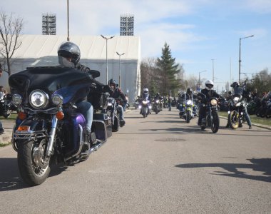 Sofya, Bulgaristan - 25 Mart 2023: Bisikletçiler 25 Mart 2023 'te Bulgaristan' ın Sofya kentinde motosiklet sezonunun açılışını kutladılar