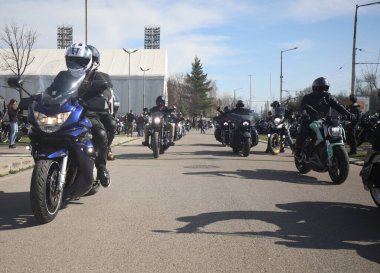 Sofya, Bulgaristan - 25 Mart 2023: Bisikletçiler 25 Mart 2023 'te Bulgaristan' ın Sofya kentinde motosiklet sezonunun açılışını kutladılar