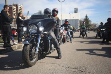 Sofya, Bulgaristan - 25 Mart 2023: Bisikletçiler 25 Mart 2023 'te Bulgaristan' ın Sofya kentinde motosiklet sezonunun açılışını kutladılar