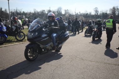 Sofya, Bulgaristan - 25 Mart 2023: Bisikletçiler 25 Mart 2023 'te Bulgaristan' ın Sofya kentinde motosiklet sezonunun açılışını kutladılar