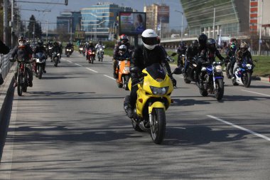 Sofya, Bulgaristan - 25 Mart 2023: Bisikletçiler 25 Mart 2023 'te Bulgaristan' ın Sofya kentinde motosiklet sezonunun açılışını kutladılar