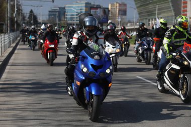 Sofya, Bulgaristan - 25 Mart 2023: Bisikletçiler 25 Mart 2023 'te Bulgaristan' ın Sofya kentinde motosiklet sezonunun açılışını kutladılar