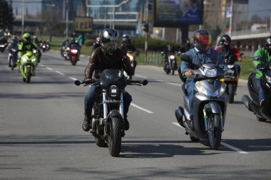 Sofya, Bulgaristan - 25 Mart 2023: Bisikletçiler 25 Mart 2023 'te Bulgaristan' ın Sofya kentinde motosiklet sezonunun açılışını kutladılar