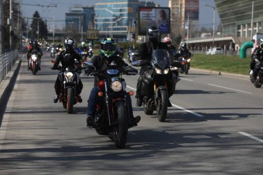 Sofya, Bulgaristan - 25 Mart 2023: Bisikletçiler 25 Mart 2023 'te Bulgaristan' ın Sofya kentinde motosiklet sezonunun açılışını kutladılar