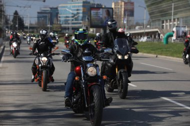 Sofya, Bulgaristan - 25 Mart 2023: Bisikletçiler 25 Mart 2023 'te Bulgaristan' ın Sofya kentinde motosiklet sezonunun açılışını kutladılar