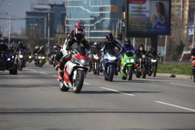 Sofya, Bulgaristan - 25 Mart 2023: Bisikletçiler 25 Mart 2023 'te Bulgaristan' ın Sofya kentinde motosiklet sezonunun açılışını kutladılar