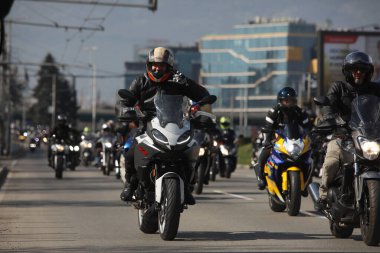 Sofya, Bulgaristan - 25 Mart 2023: Bisikletçiler 25 Mart 2023 'te Bulgaristan' ın Sofya kentinde motosiklet sezonunun açılışını kutladılar