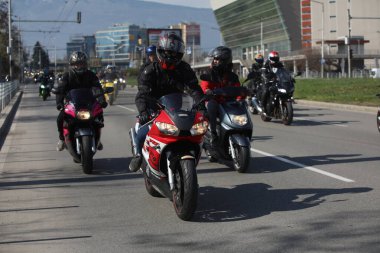 Sofya, Bulgaristan - 25 Mart 2023: Bisikletçiler 25 Mart 2023 'te Bulgaristan' ın Sofya kentinde motosiklet sezonunun açılışını kutladılar