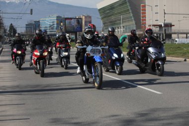 Sofya, Bulgaristan - 25 Mart 2023: Bisikletçiler 25 Mart 2023 'te Bulgaristan' ın Sofya kentinde motosiklet sezonunun açılışını kutladılar