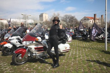 Sofya, Bulgaristan - 25 Mart 2023: Bisikletçiler 25 Mart 2023 'te Bulgaristan' ın Sofya kentinde motosiklet sezonunun açılışını kutladılar