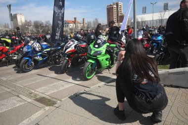 Sofya, Bulgaristan - 25 Mart 2023: Bisikletçiler 25 Mart 2023 'te Bulgaristan' ın Sofya kentinde motosiklet sezonunun açılışını kutladılar