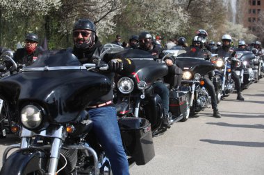 Sofya, Bulgaristan - 25 Mart 2023: Bisikletçiler 25 Mart 2023 'te Bulgaristan' ın Sofya kentinde motosiklet sezonunun açılışını kutladılar