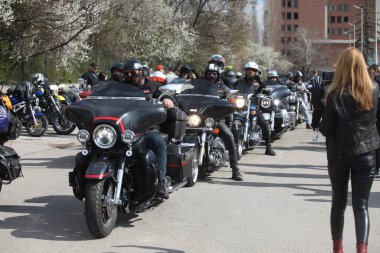 Sofya, Bulgaristan - 25 Mart 2023: Bisikletçiler 25 Mart 2023 'te Bulgaristan' ın Sofya kentinde motosiklet sezonunun açılışını kutladılar