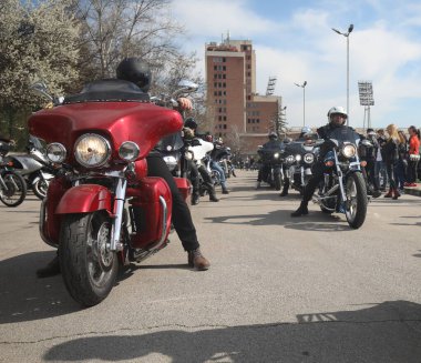 Sofya, Bulgaristan - 25 Mart 2023: Bisikletçiler 25 Mart 2023 'te Bulgaristan' ın Sofya kentinde motosiklet sezonunun açılışını kutladılar