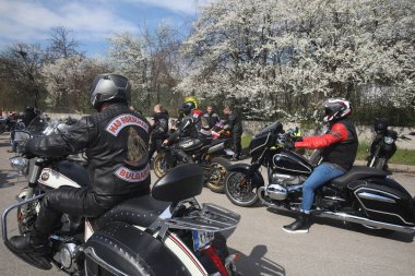 Sofya, Bulgaristan - 25 Mart 2023: Bisikletçiler 25 Mart 2023 'te Bulgaristan' ın Sofya kentinde motosiklet sezonunun açılışını kutladılar