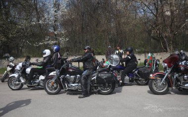 Sofya, Bulgaristan - 25 Mart 2023: Bisikletçiler 25 Mart 2023 'te Bulgaristan' ın Sofya kentinde motosiklet sezonunun açılışını kutladılar