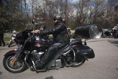 Sofya, Bulgaristan - 25 Mart 2023: Bisikletçiler 25 Mart 2023 'te Bulgaristan' ın Sofya kentinde motosiklet sezonunun açılışını kutladılar