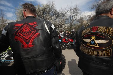 Sofya, Bulgaristan - 25 Mart 2023: Bisikletçiler 25 Mart 2023 'te Bulgaristan' ın Sofya kentinde motosiklet sezonunun açılışını kutladılar