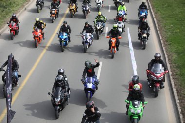 Sofya, Bulgaristan - 25 Mart 2023: Bisikletçiler 25 Mart 2023 'te Bulgaristan' ın Sofya kentinde motosiklet sezonunun açılışını kutladılar