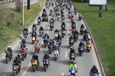 Sofya, Bulgaristan - 25 Mart 2023: Bisikletçiler 25 Mart 2023 'te Bulgaristan' ın Sofya kentinde motosiklet sezonunun açılışını kutladılar