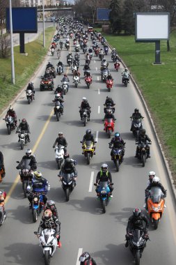 Sofya, Bulgaristan - 25 Mart 2023: Bisikletçiler 25 Mart 2023 'te Bulgaristan' ın Sofya kentinde motosiklet sezonunun açılışını kutladılar
