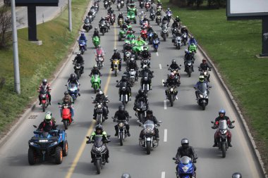 Sofya, Bulgaristan - 25 Mart 2023: Bisikletçiler 25 Mart 2023 'te Bulgaristan' ın Sofya kentinde motosiklet sezonunun açılışını kutladılar