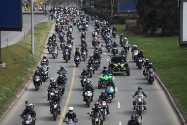 Sofya, Bulgaristan - 25 Mart 2023: Bisikletçiler 25 Mart 2023 'te Bulgaristan' ın Sofya kentinde motosiklet sezonunun açılışını kutladılar