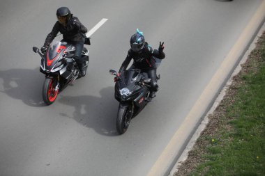 Sofya, Bulgaristan - 25 Mart 2023: Bisikletçiler 25 Mart 2023 'te Bulgaristan' ın Sofya kentinde motosiklet sezonunun açılışını kutladılar