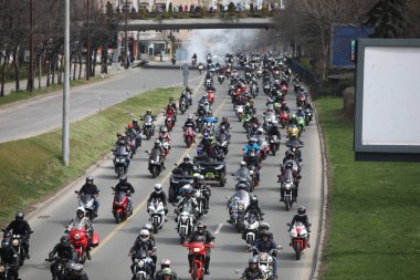 Sofya, Bulgaristan - 25 Mart 2023: Bisikletçiler 25 Mart 2023 'te Bulgaristan' ın Sofya kentinde motosiklet sezonunun açılışını kutladılar