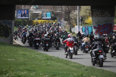 Sofya, Bulgaristan - 25 Mart 2023: Bisikletçiler 25 Mart 2023 'te Bulgaristan' ın Sofya kentinde motosiklet sezonunun açılışını kutladılar