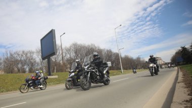 Sofya, Bulgaristan - 25 Mart 2023: Bisikletçiler 25 Mart 2023 'te Bulgaristan' ın Sofya kentinde motosiklet sezonunun açılışını kutladılar