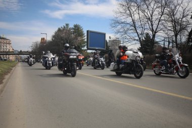 Sofya, Bulgaristan - 25 Mart 2023: Bisikletçiler 25 Mart 2023 'te Bulgaristan' ın Sofya kentinde motosiklet sezonunun açılışını kutladılar