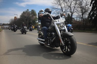 Sofya, Bulgaristan - 25 Mart 2023: Bisikletçiler 25 Mart 2023 'te Bulgaristan' ın Sofya kentinde motosiklet sezonunun açılışını kutladılar