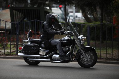 Sofya, Bulgaristan - 25 Mart 2023: Bisikletçiler 25 Mart 2023 'te Bulgaristan' ın Sofya kentinde motosiklet sezonunun açılışını kutladılar