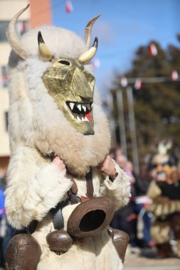 Elin Pelin, Bulgaristan - 11 Mart 2023: Bulgaristan 'ın Elin Pelin kentinde maskeli balo festivali. Kukeri adındaki maskeli insanlar dans ediyor ve kötü ruhları korkutmak için gösteri yapıyorlar..