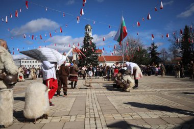 Elin Pelin, Bulgaristan - 11 Mart 2023: Bulgaristan 'ın Elin Pelin kentinde maskeli balo festivali. Kukeri adındaki maskeli insanlar dans ediyor ve kötü ruhları korkutmak için gösteri yapıyorlar..