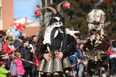 Elin Pelin, Bulgaristan - 11 Mart 2023: Bulgaristan 'ın Elin Pelin kentinde maskeli balo festivali. Kukeri adındaki maskeli insanlar dans ediyor ve kötü ruhları korkutmak için gösteri yapıyorlar..