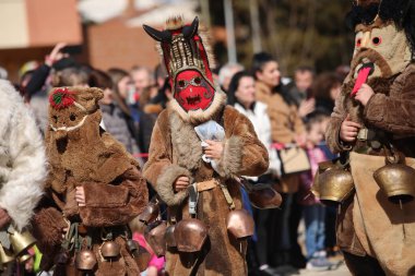 Elin Pelin, Bulgaristan - 11 Mart 2023: Bulgaristan 'ın Elin Pelin kentinde maskeli balo festivali. Kukeri adındaki maskeli insanlar dans ediyor ve kötü ruhları korkutmak için gösteri yapıyorlar..