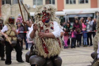 Elin Pelin, Bulgaristan - 11 Mart 2023: Bulgaristan 'ın Elin Pelin kentinde maskeli balo festivali. Kukeri adındaki maskeli insanlar dans ediyor ve kötü ruhları korkutmak için gösteri yapıyorlar..