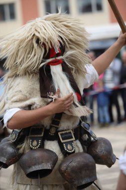 Elin Pelin, Bulgaristan - 11 Mart 2023: Bulgaristan 'ın Elin Pelin kentinde maskeli balo festivali. Kukeri adındaki maskeli insanlar dans ediyor ve kötü ruhları korkutmak için gösteri yapıyorlar..